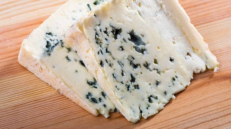 Vai suņi var ēst zilo sieru - vai tas ir droši?