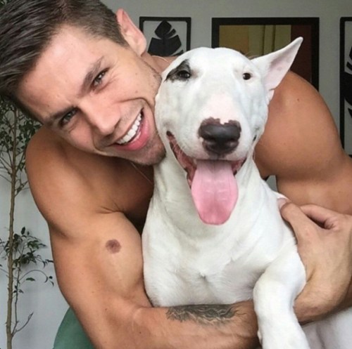 "Instagram" jungia gražių vyrų ir jų šunų nuotraukas
